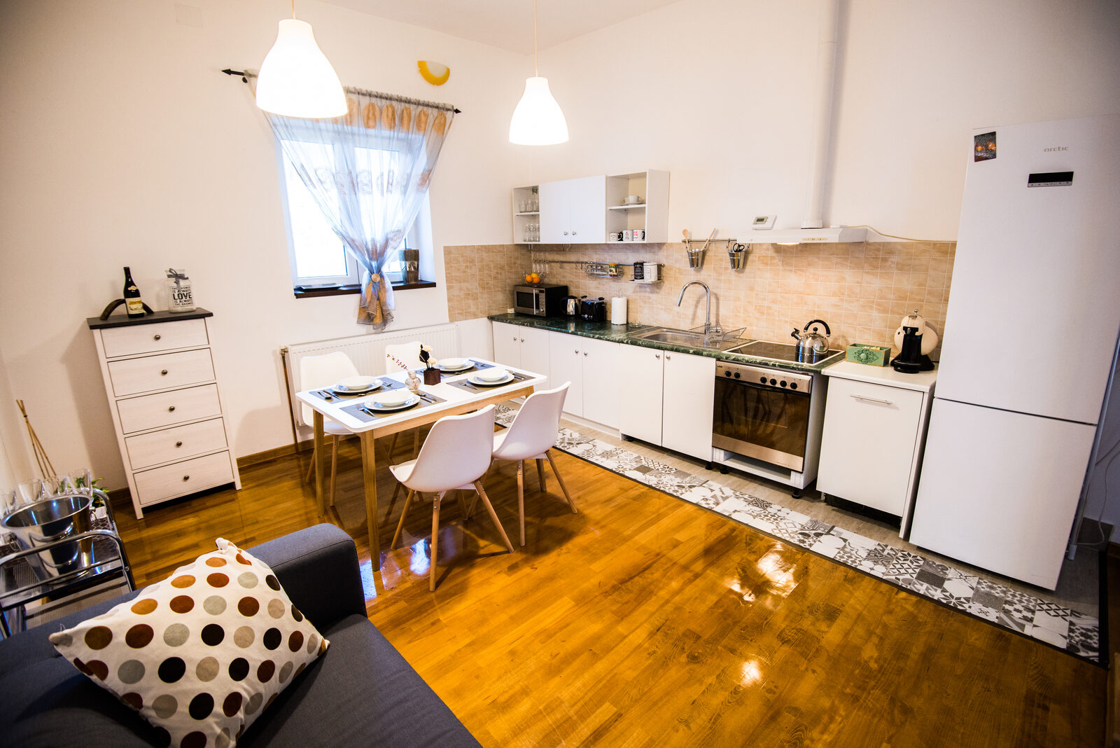 Bucatarie si zona de dining vazute de sus