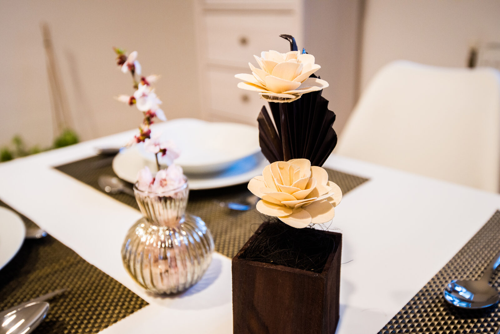 Detaliu decor floral pe masa de dining